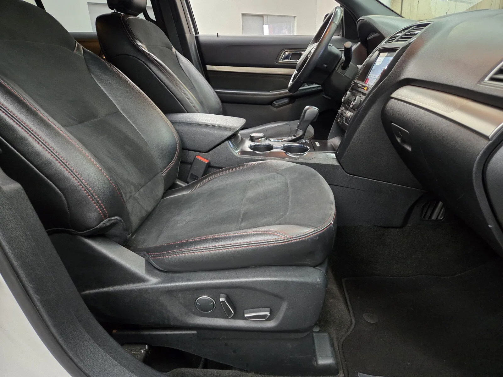 Ford Explorer photo 13