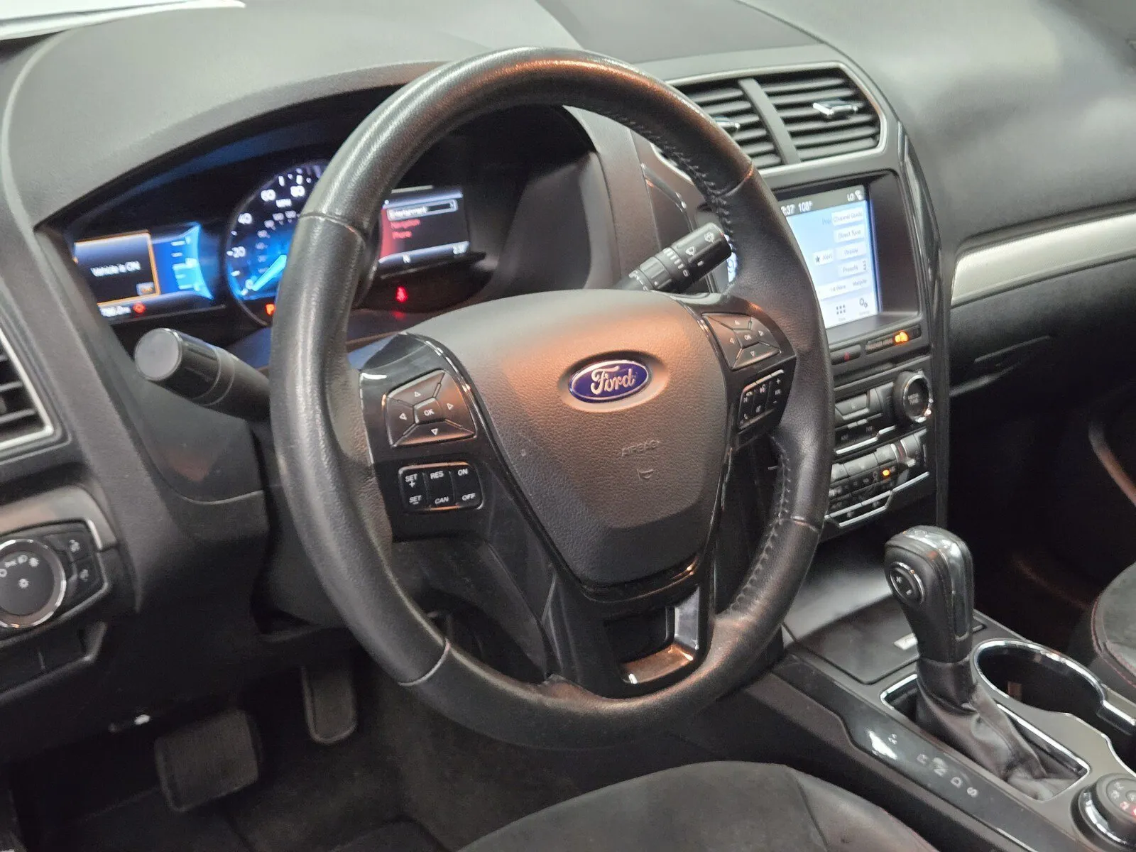 Ford Explorer photo 16
