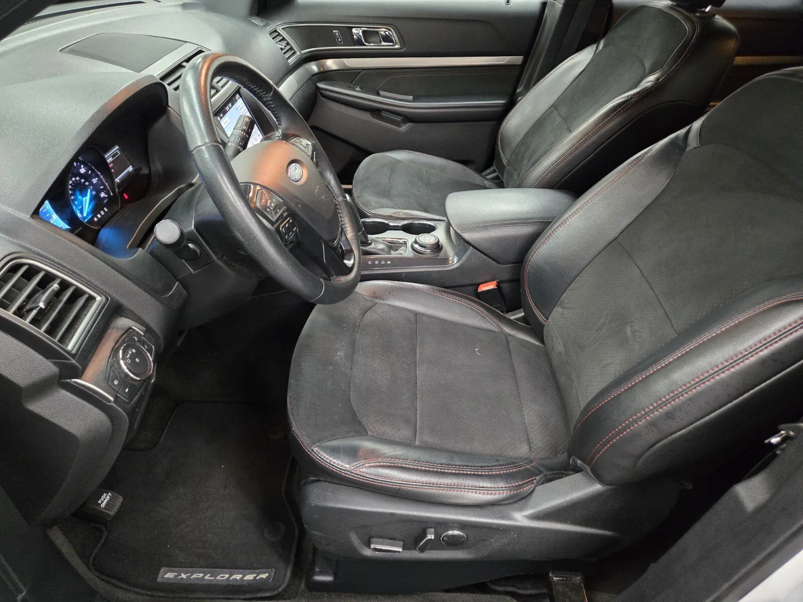 Ford Explorer photo 7
