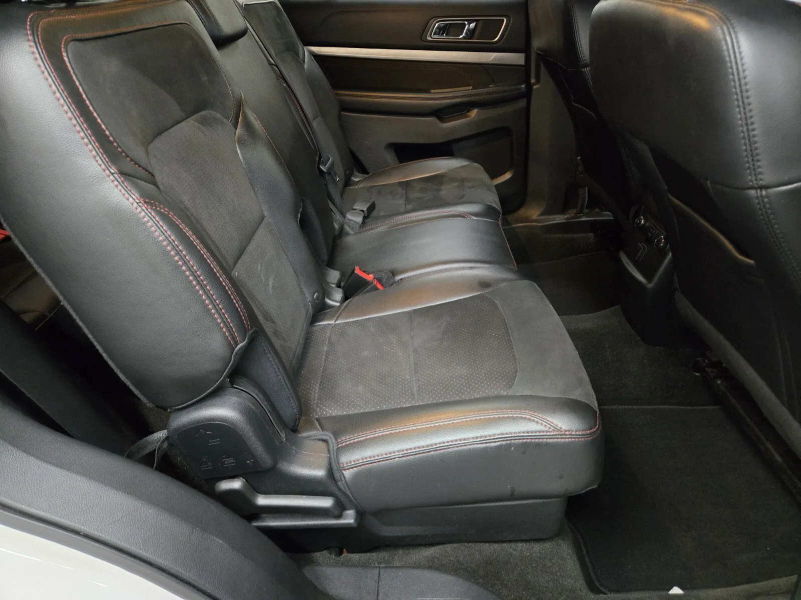 Ford Explorer photo 12