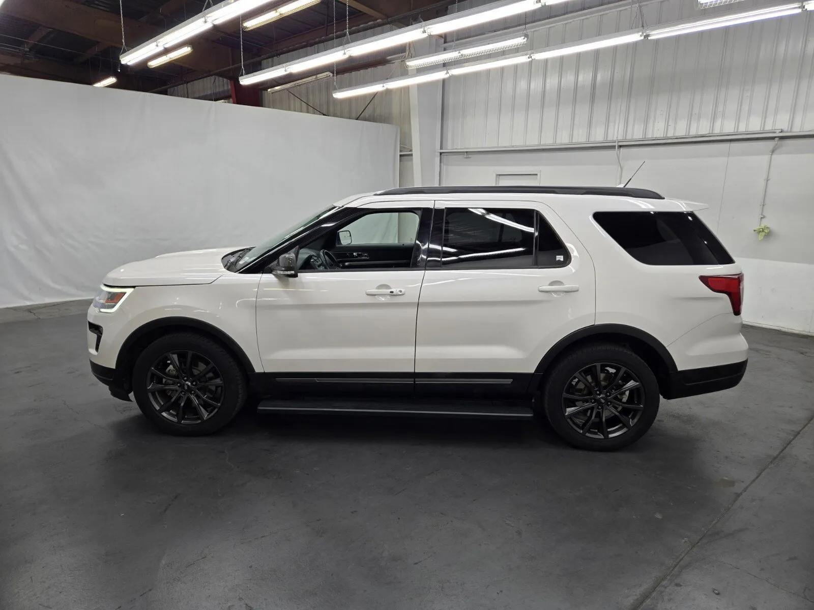 Ford Explorer photo 2
