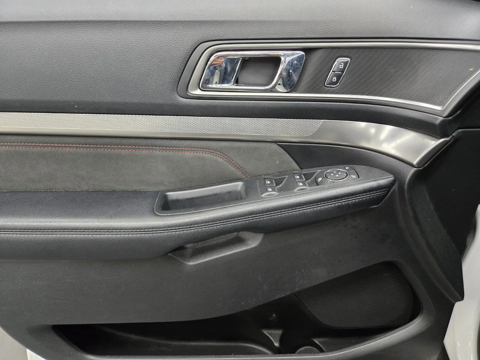 Ford Explorer photo 15