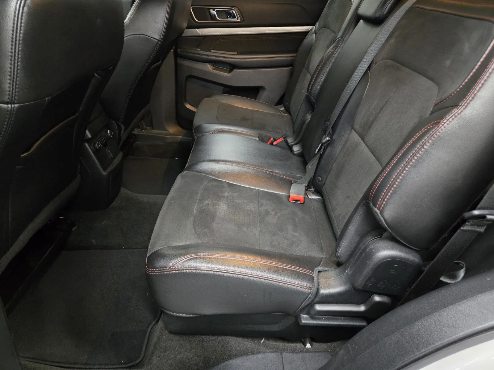 Ford Explorer photo 8