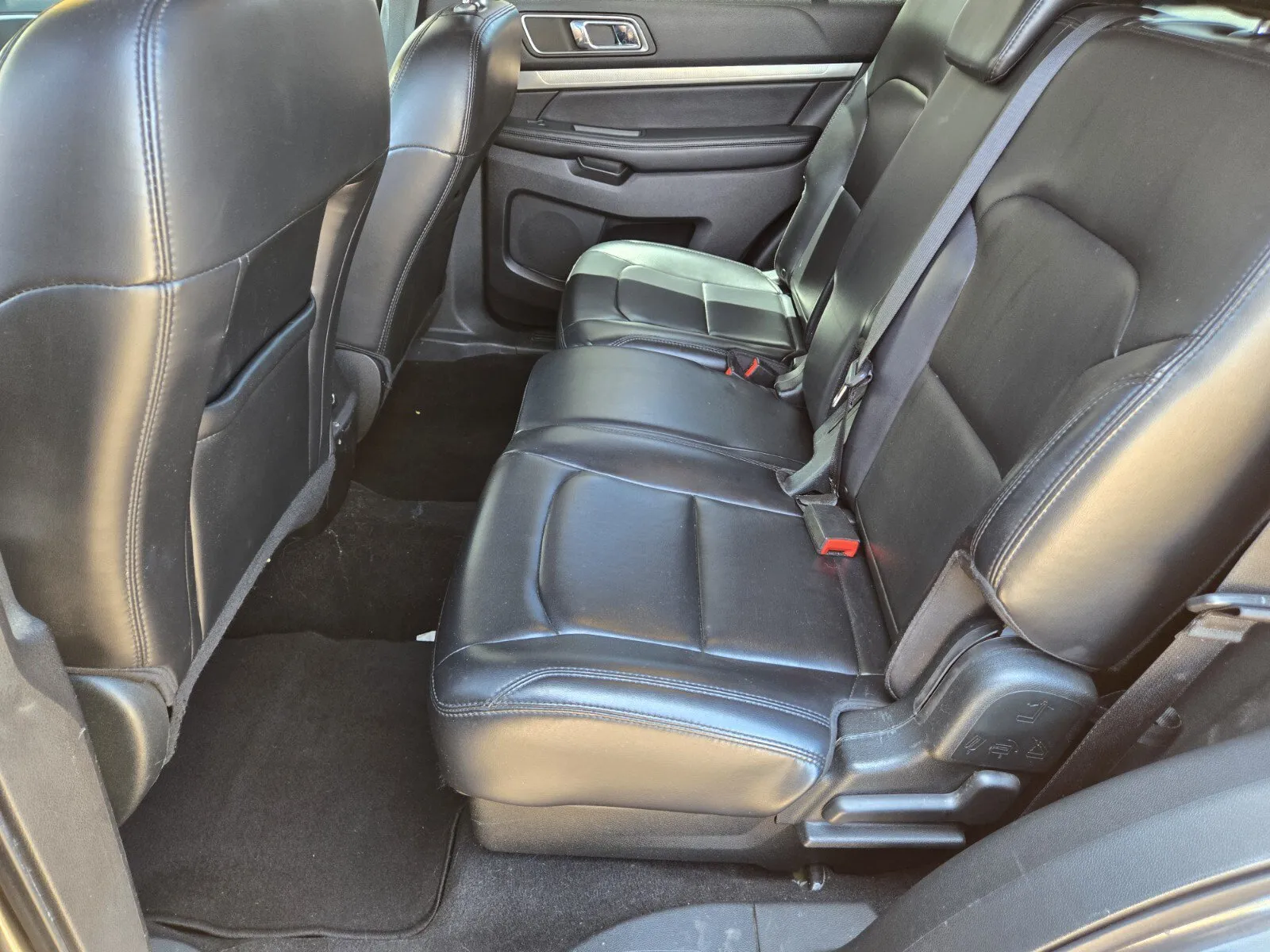 Ford Explorer photo 8