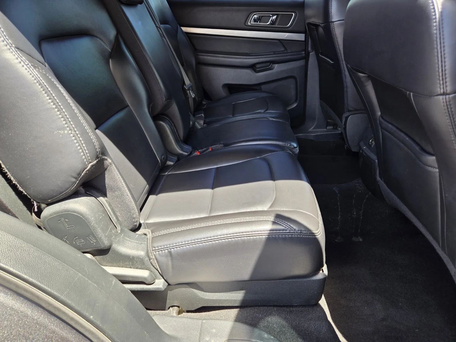 Ford Explorer photo 12