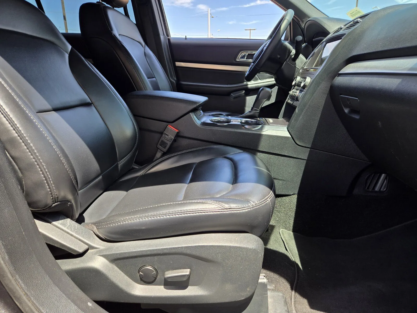Ford Explorer photo 13