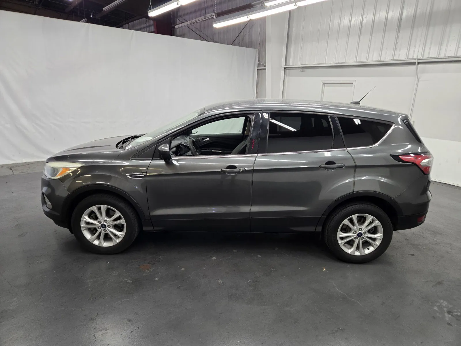 Ford Escape photo 2