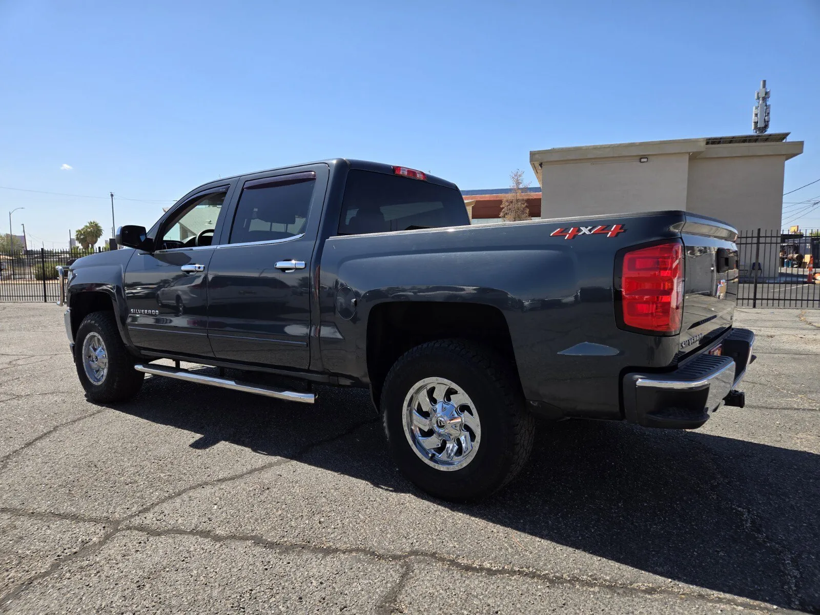 Chevrolet Silverado photo 3