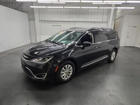 Black 2018 Chrysler Pacifica Touring L for sale in Las Vegas, NV