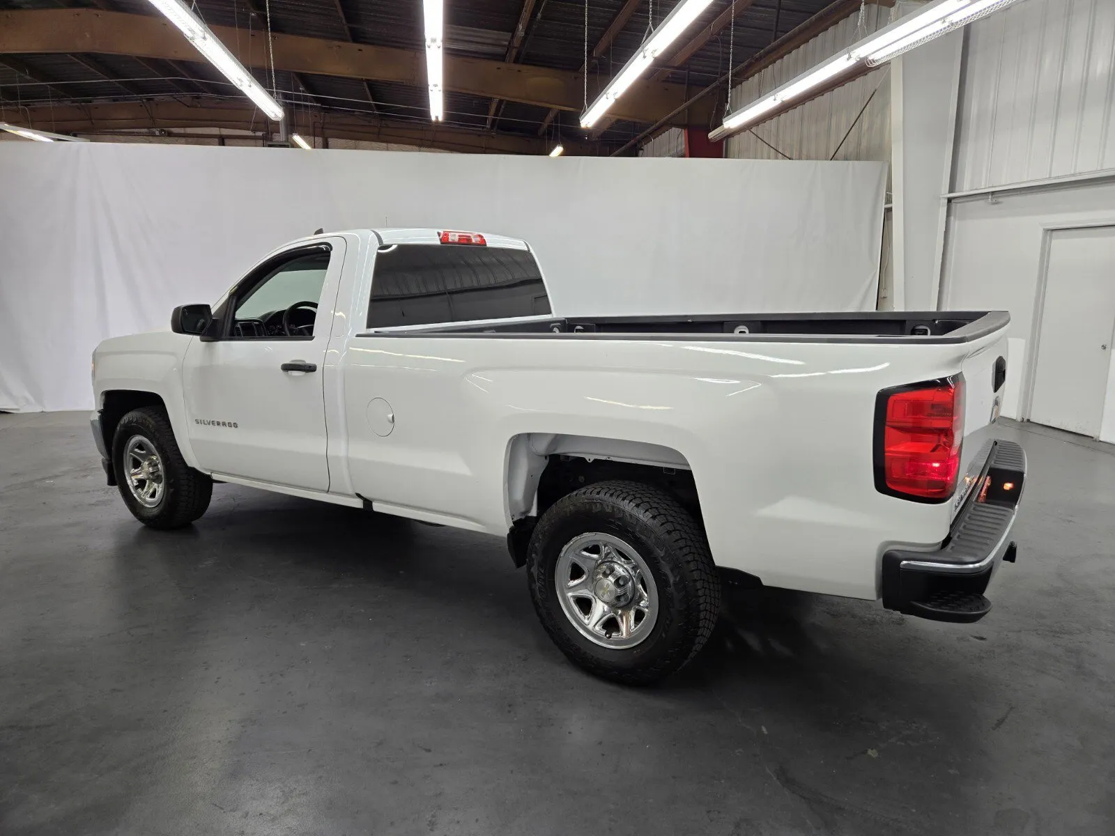 Chevrolet Silverado photo 3