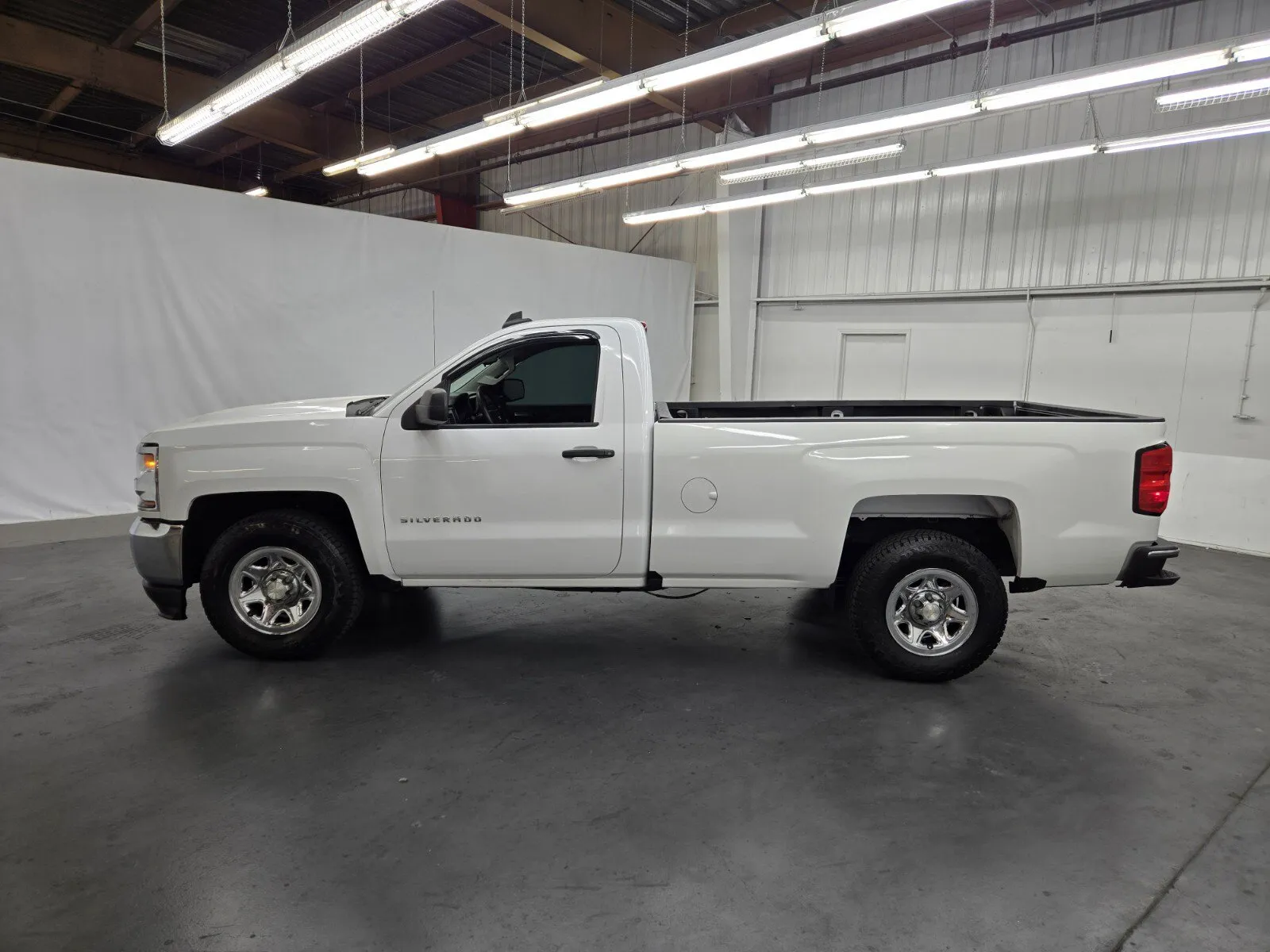 Chevrolet Silverado photo 2