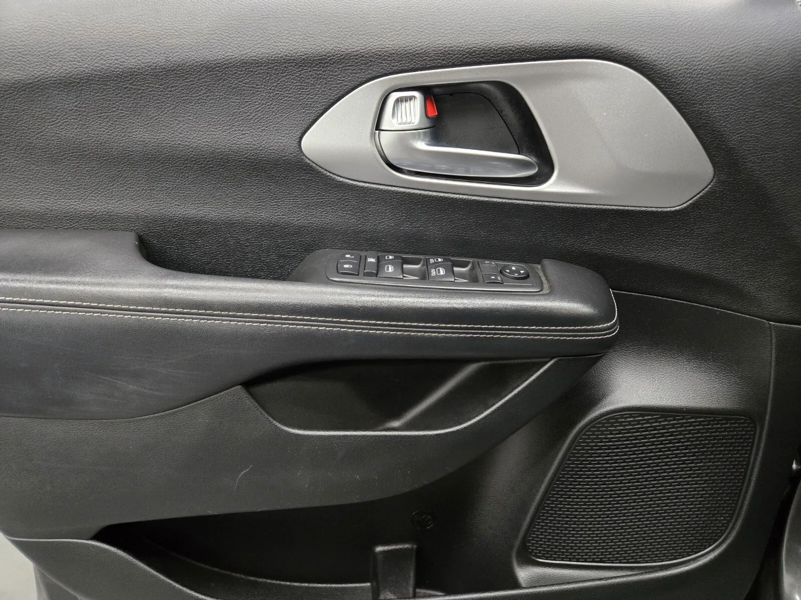 Chrysler Pacifica photo 15