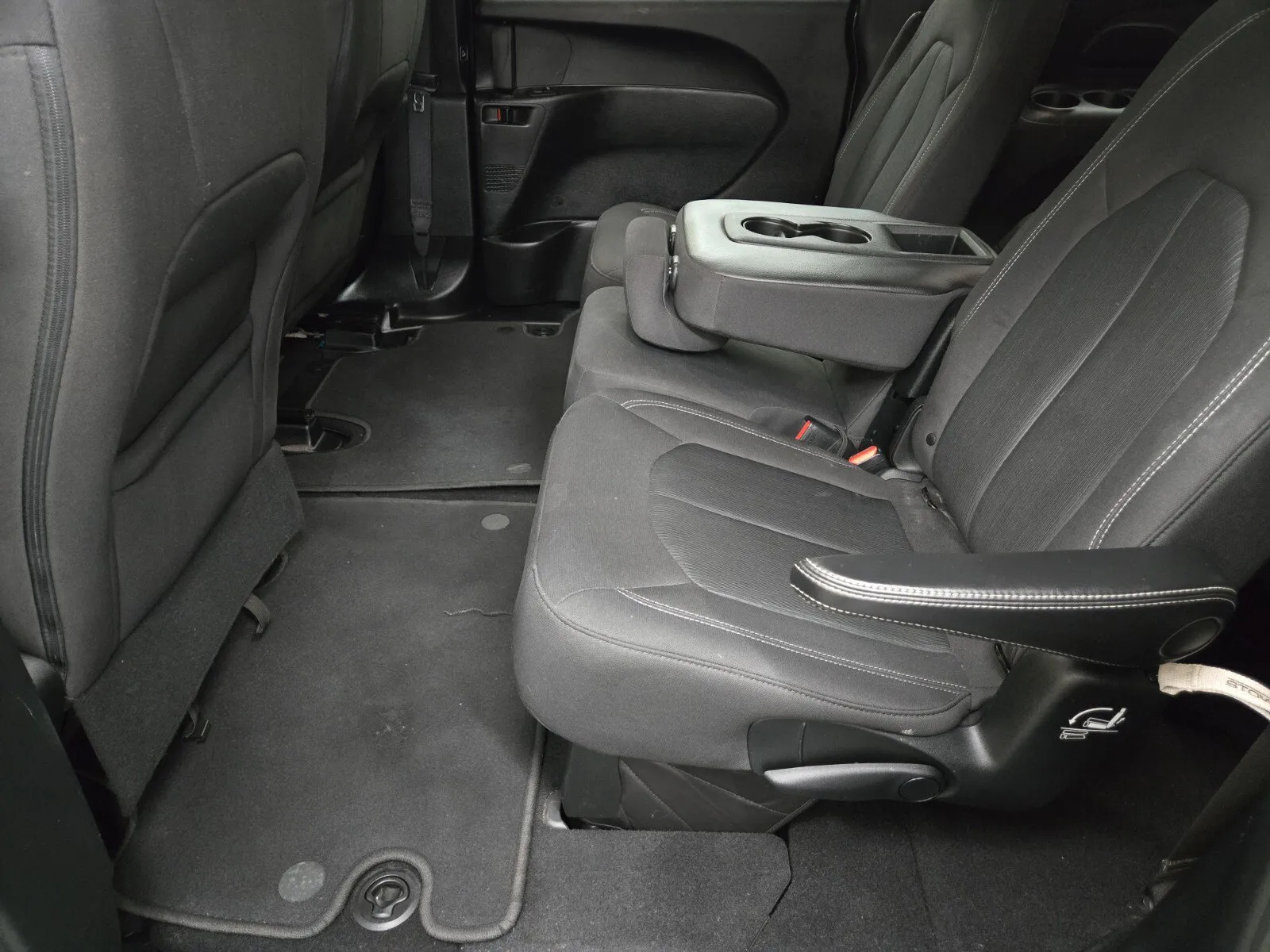 Chrysler Pacifica photo 8