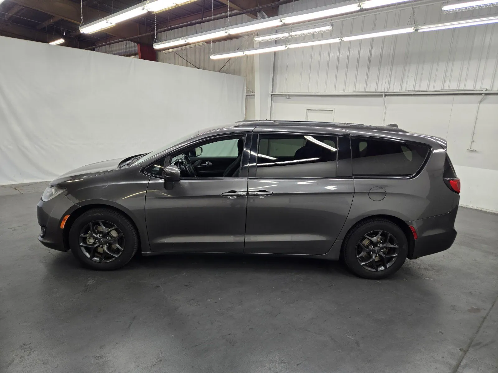 Chrysler Pacifica photo 2