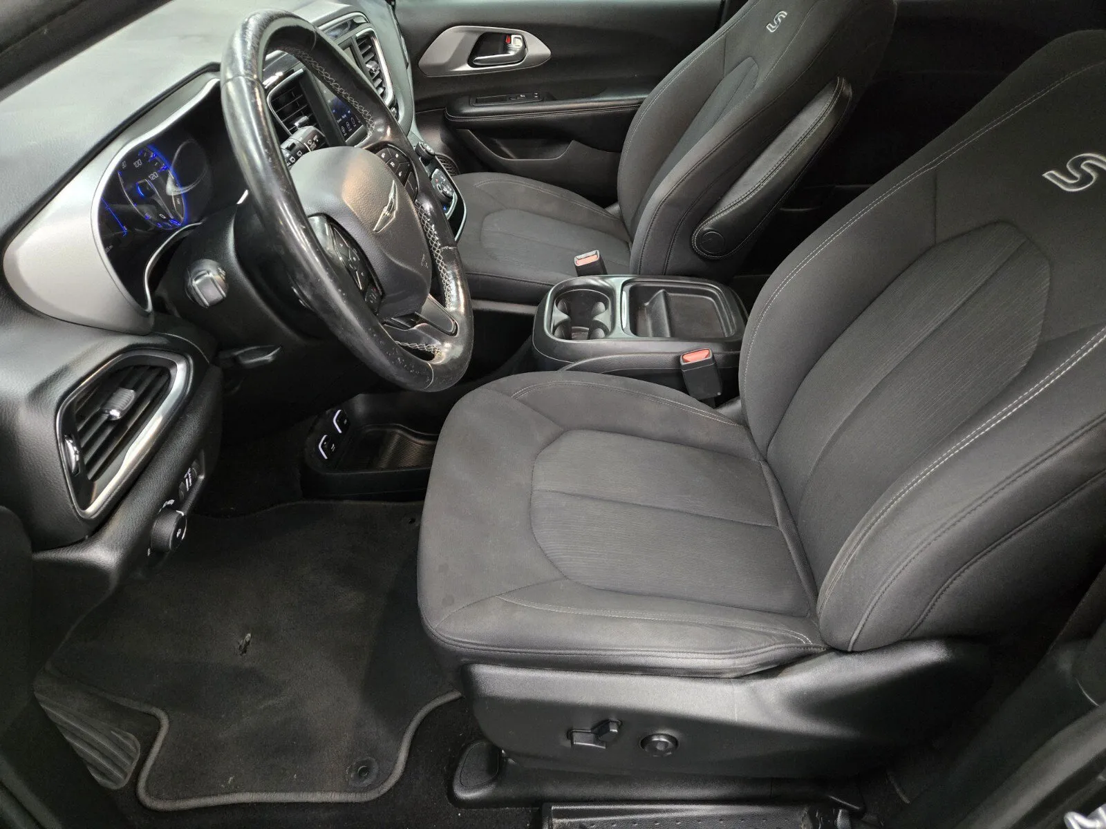 Chrysler Pacifica photo 7