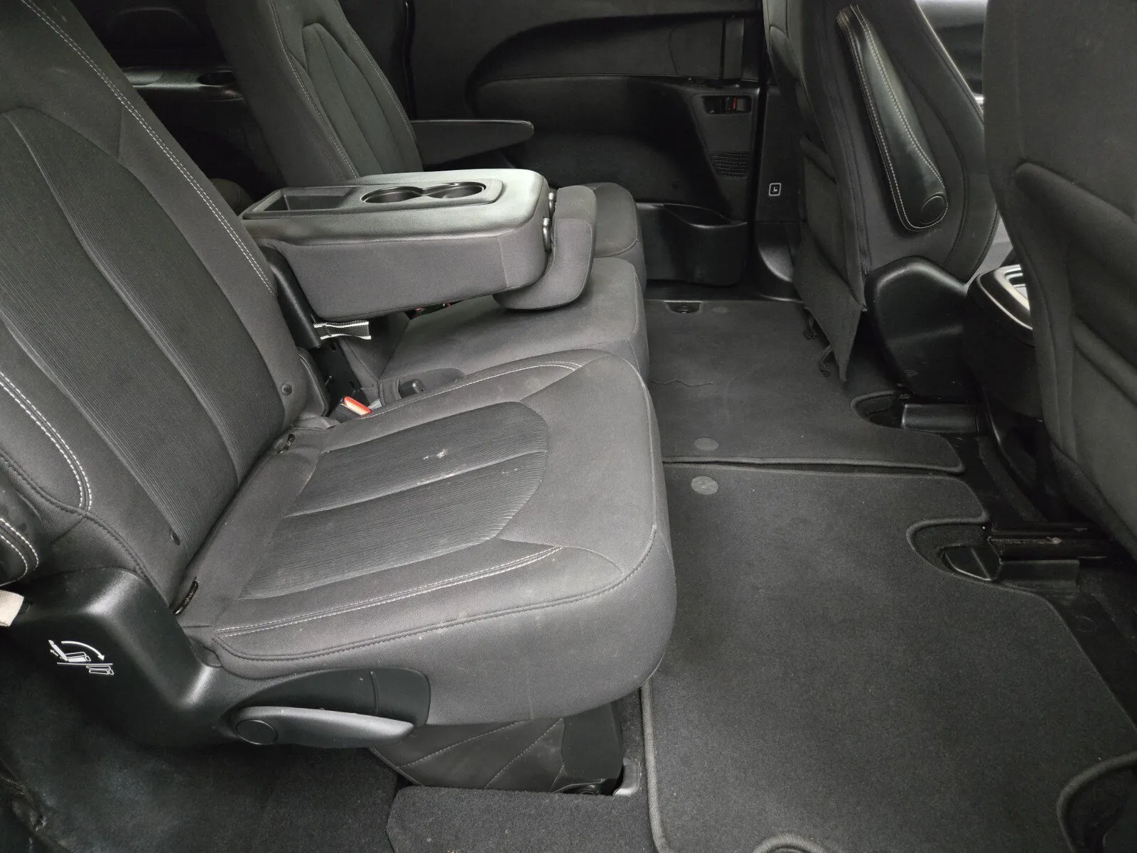 Chrysler Pacifica photo 12