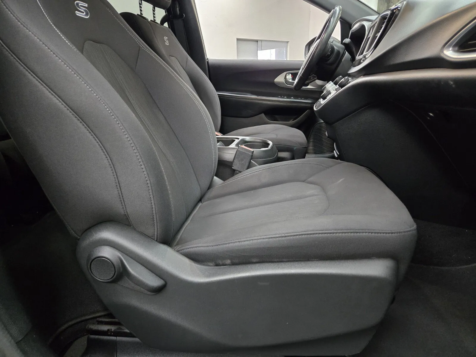 Chrysler Pacifica photo 13