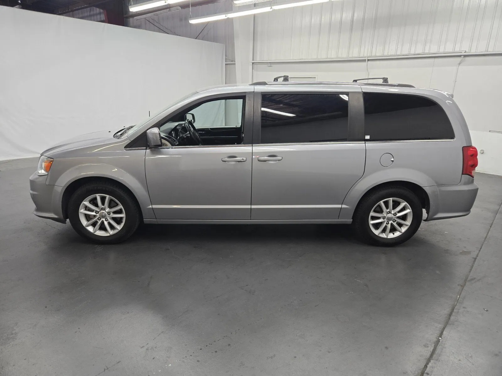 Dodge Grand Caravan photo 2