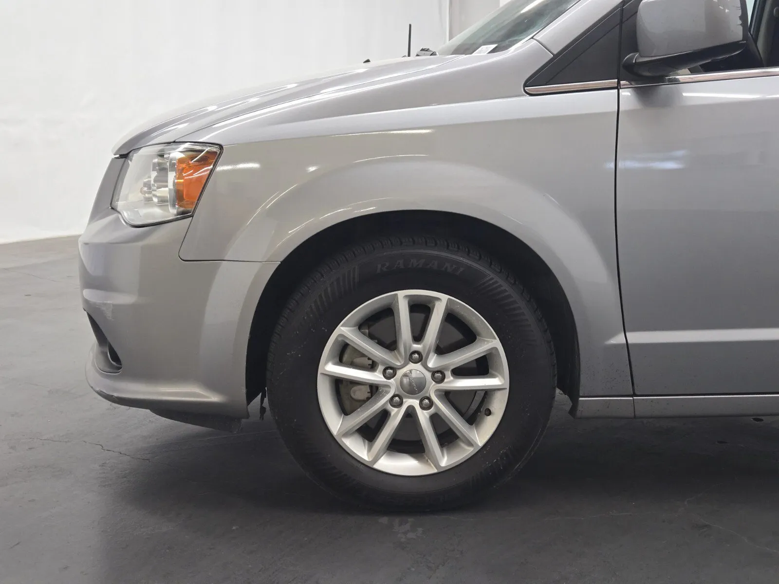 Dodge Grand Caravan photo 6