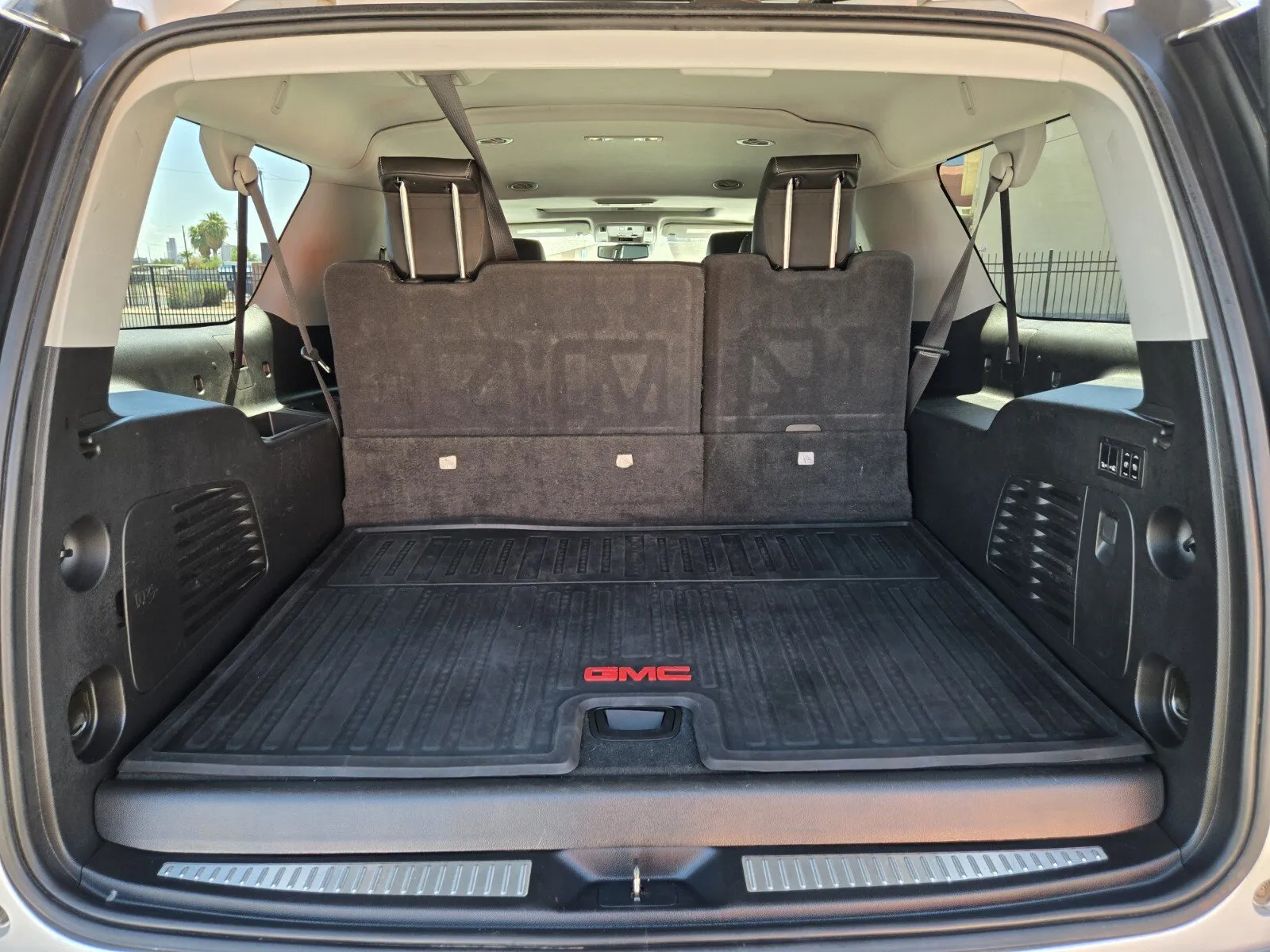 GMC Yukon XL photo 12