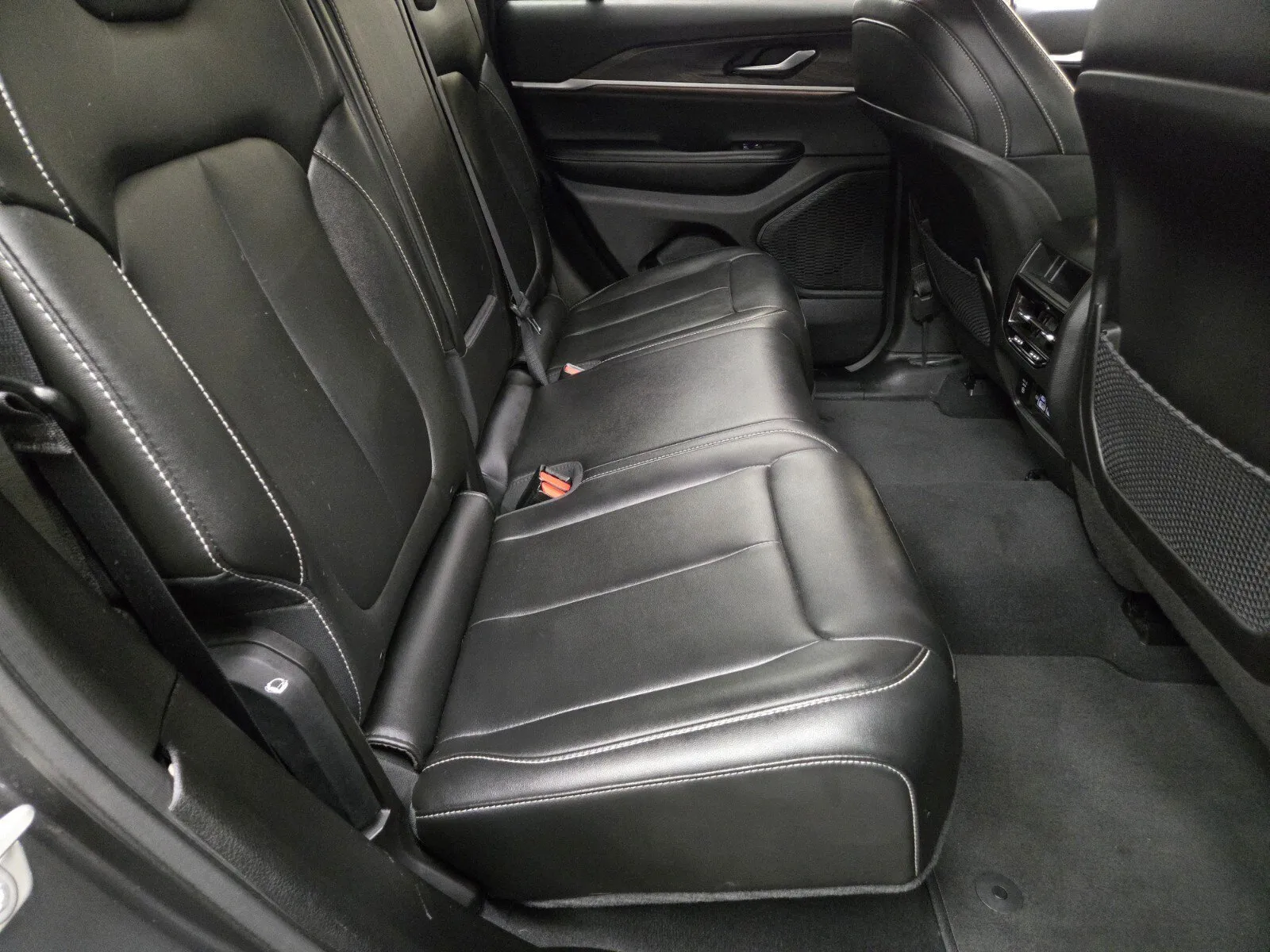 Jeep Grand Cherokee photo 11
