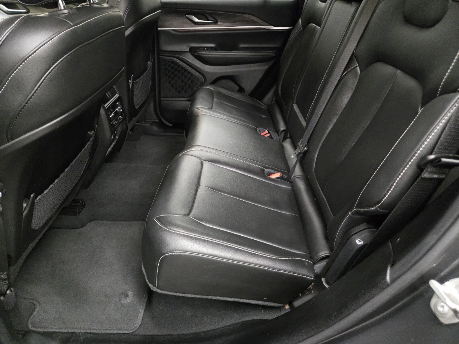 Jeep Grand Cherokee photo 8