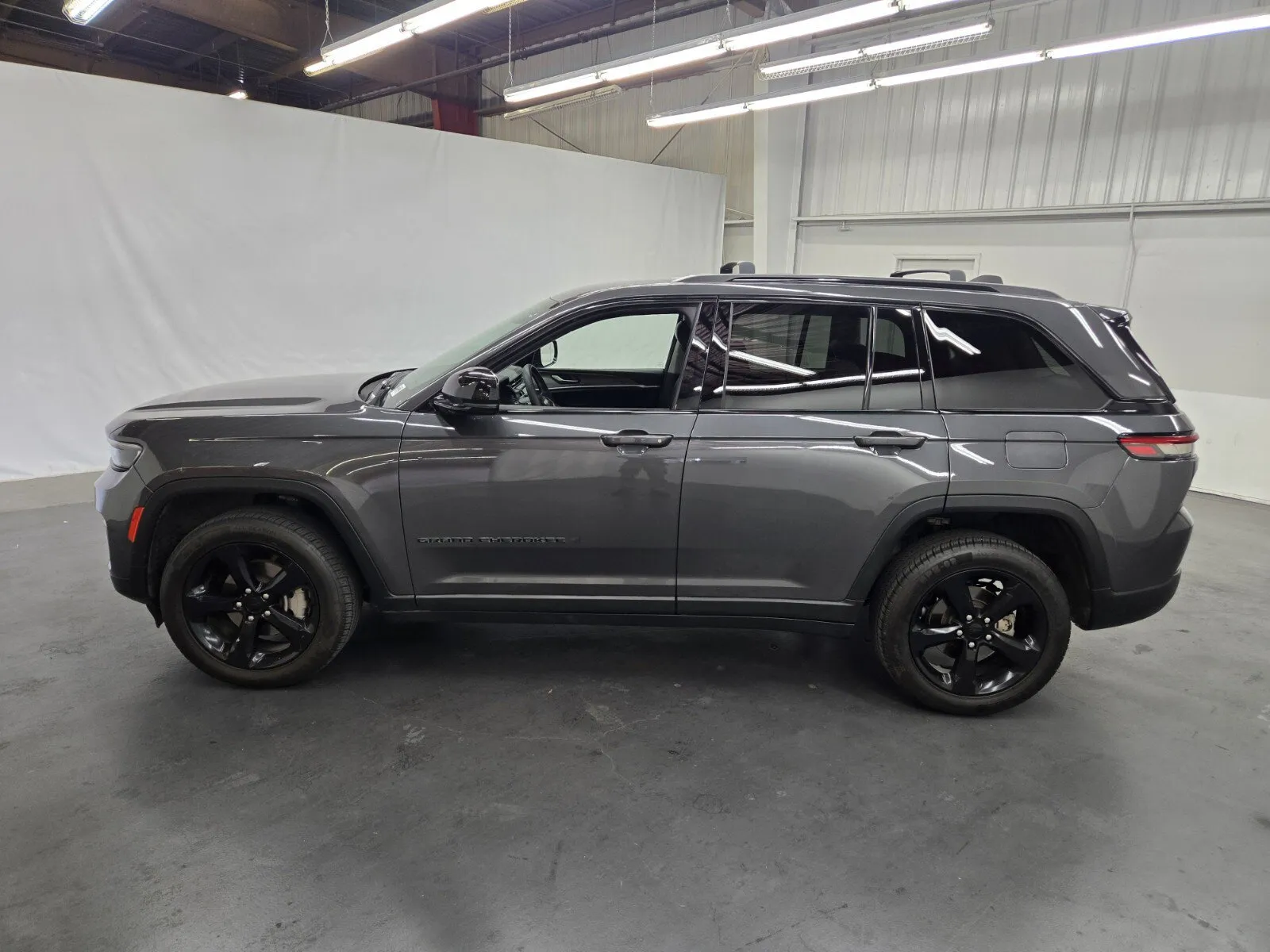 Jeep Grand Cherokee photo 2