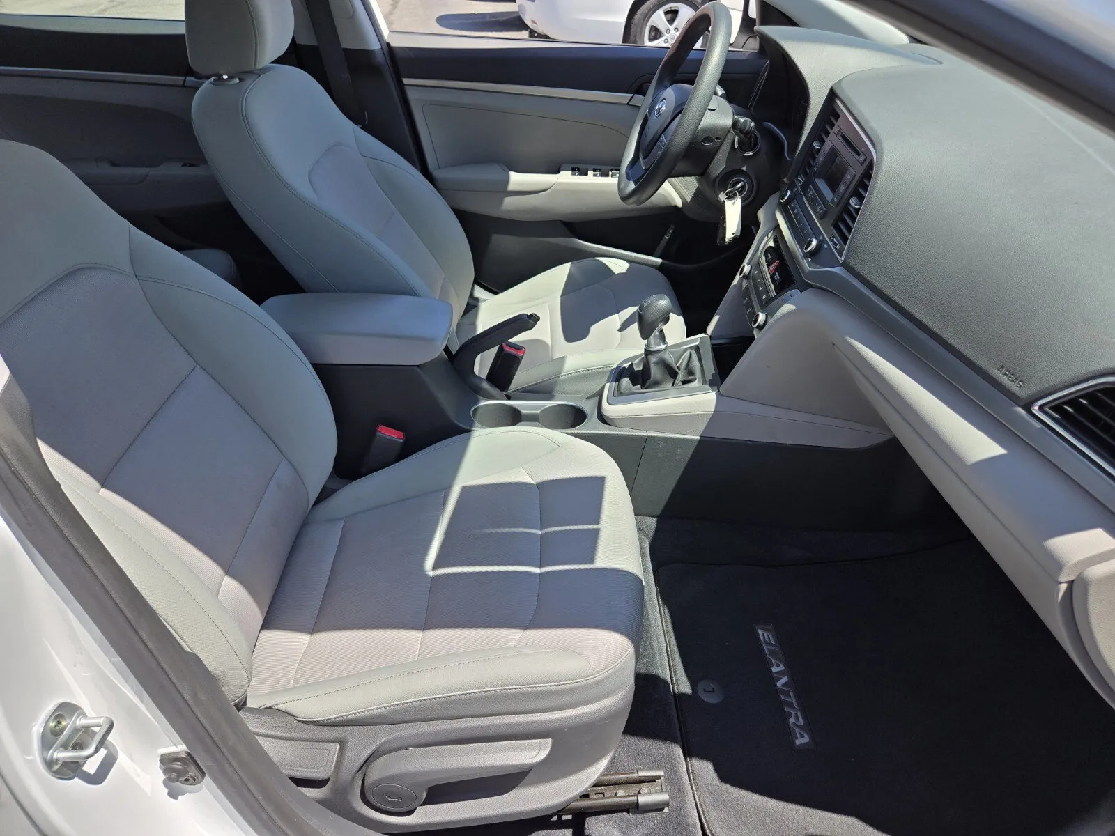Hyundai Elantra photo 12
