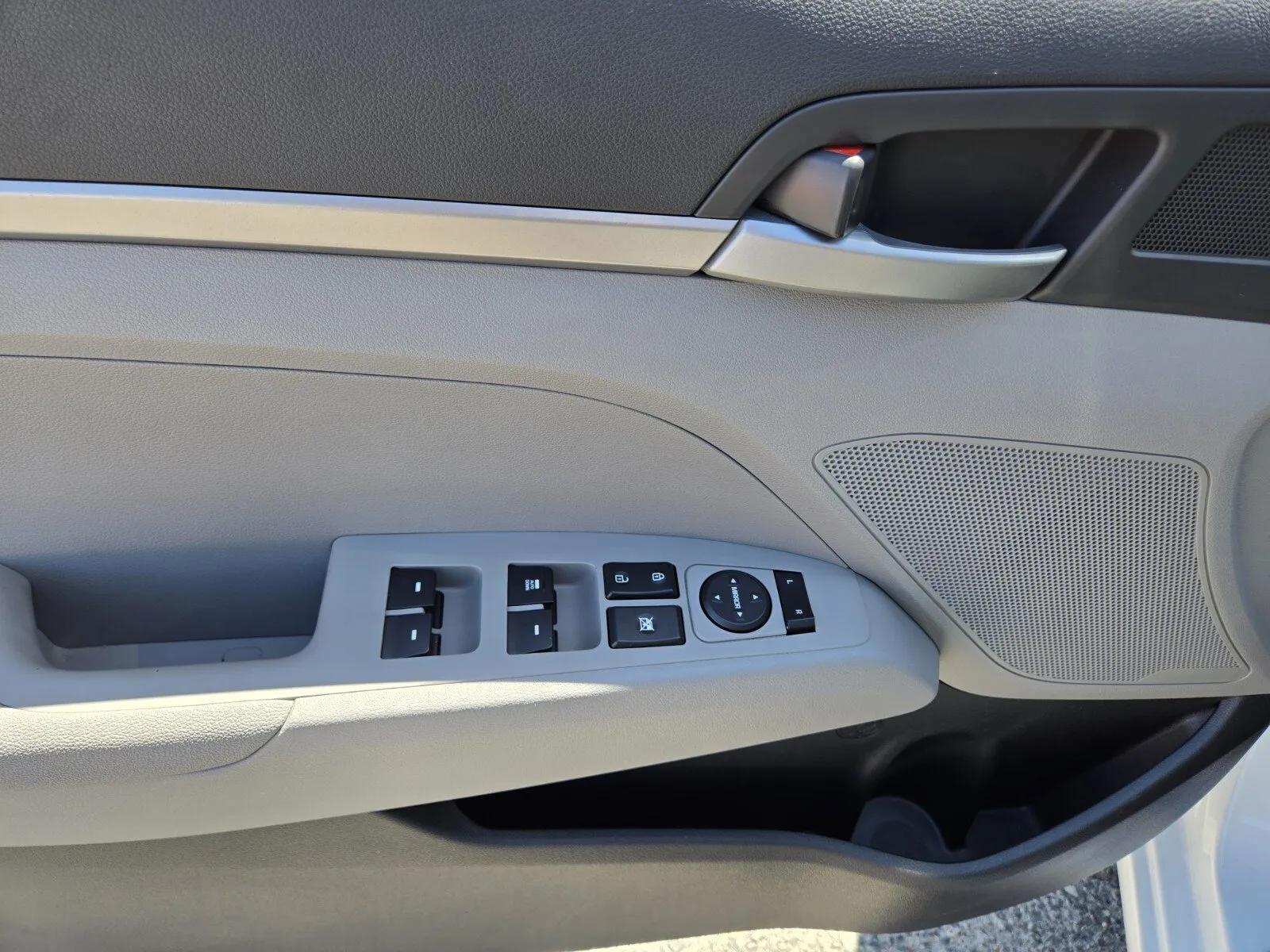Hyundai Elantra photo 14