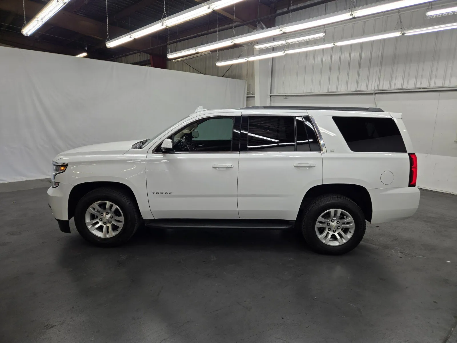 Chevrolet Tahoe photo 2