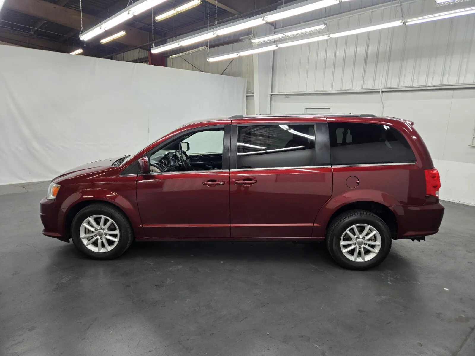 Dodge Grand Caravan photo 2