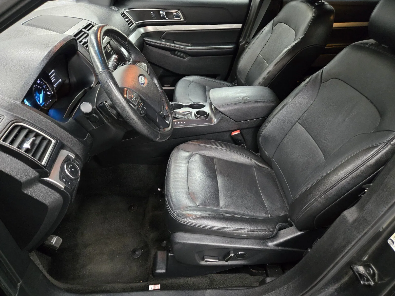 Ford Explorer photo 7