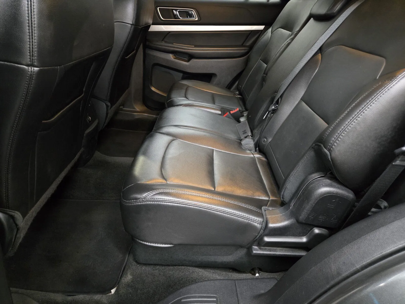 Ford Explorer photo 8