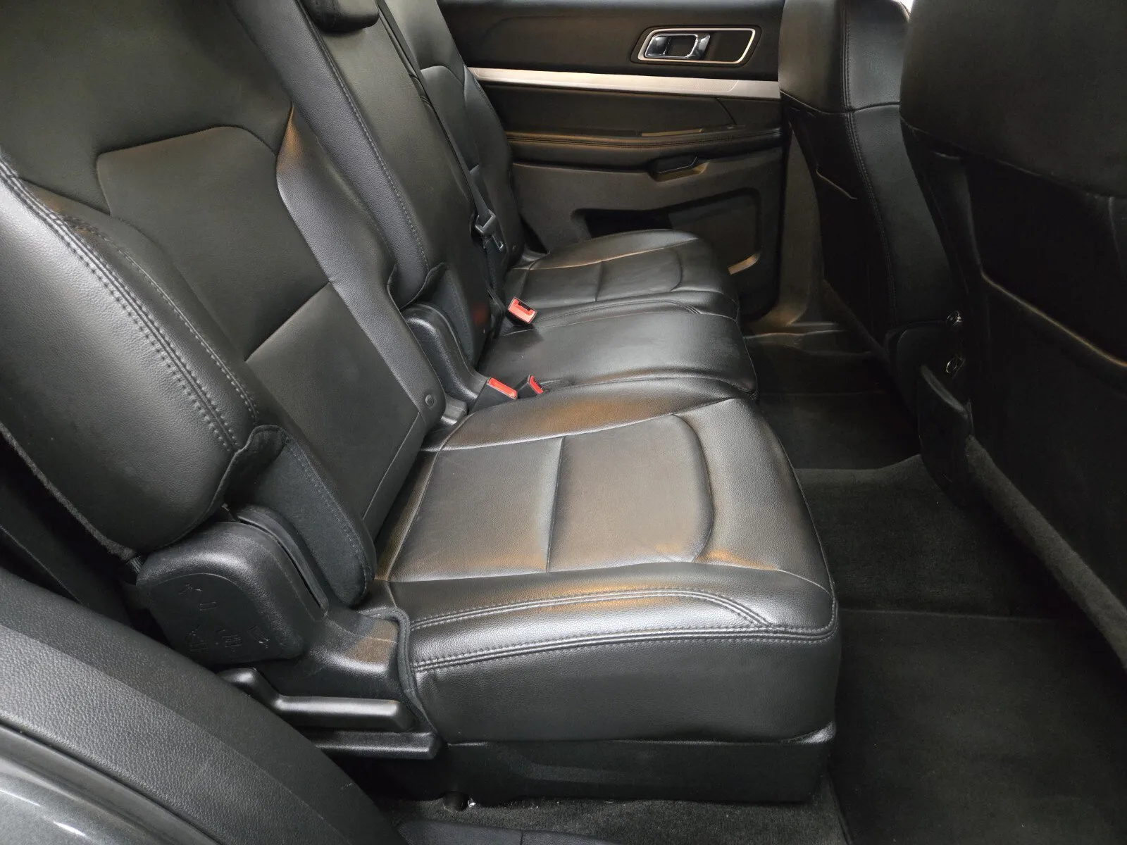 Ford Explorer photo 12