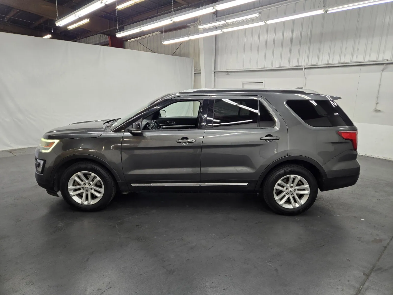 Ford Explorer photo 2