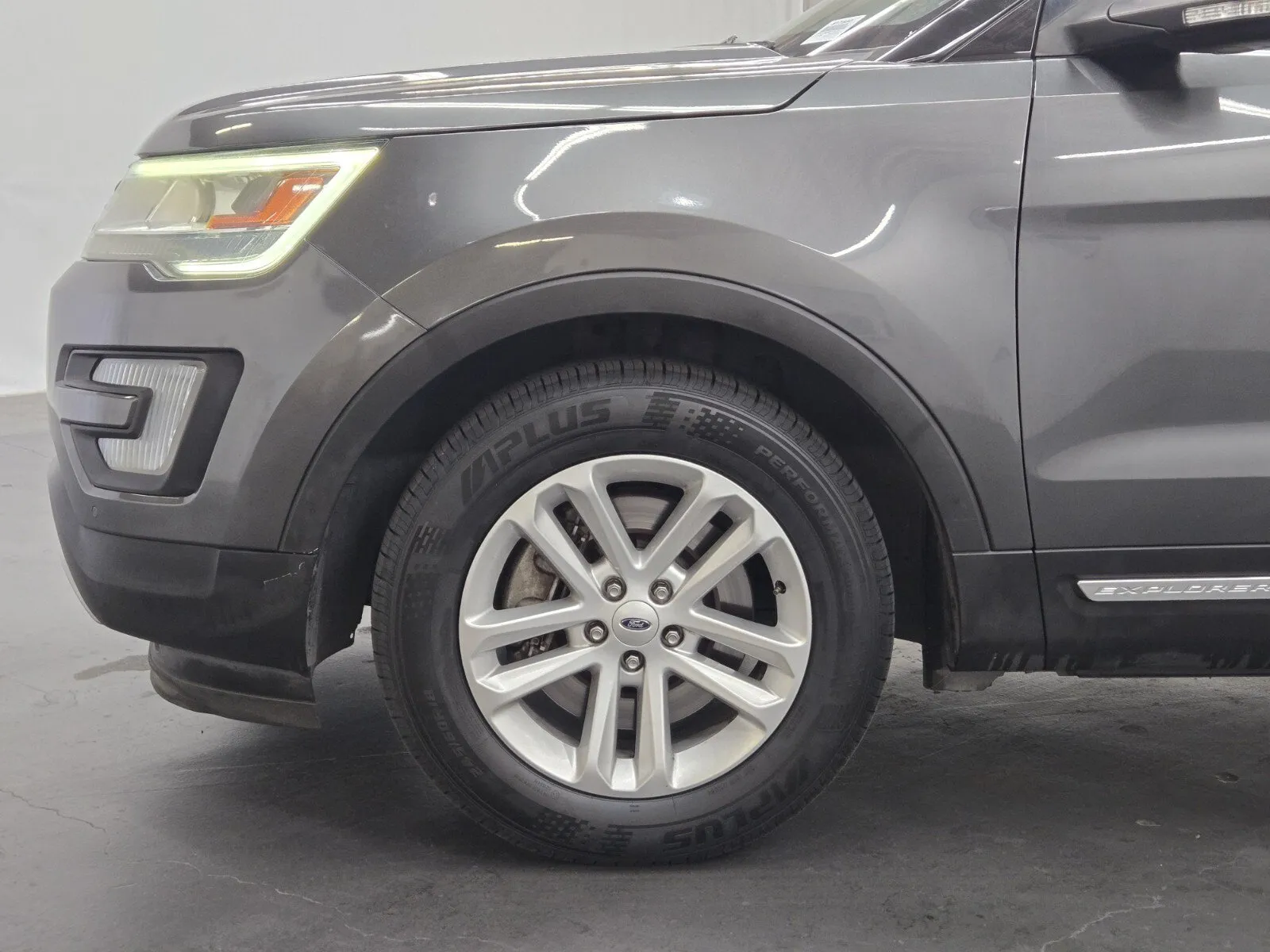Ford Explorer photo 6