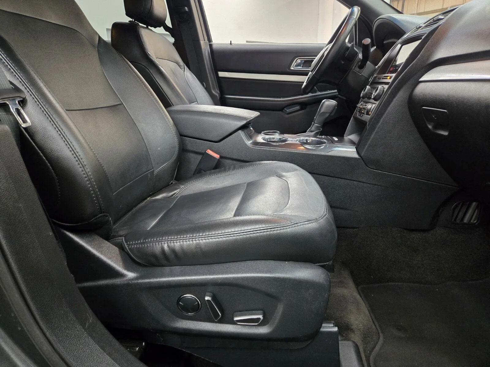 Ford Explorer photo 13