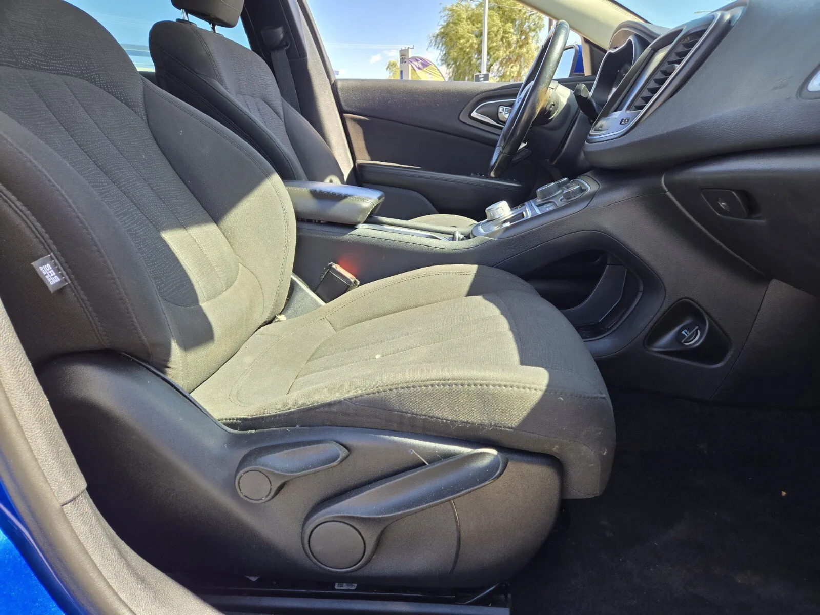 Chrysler 200 photo 11