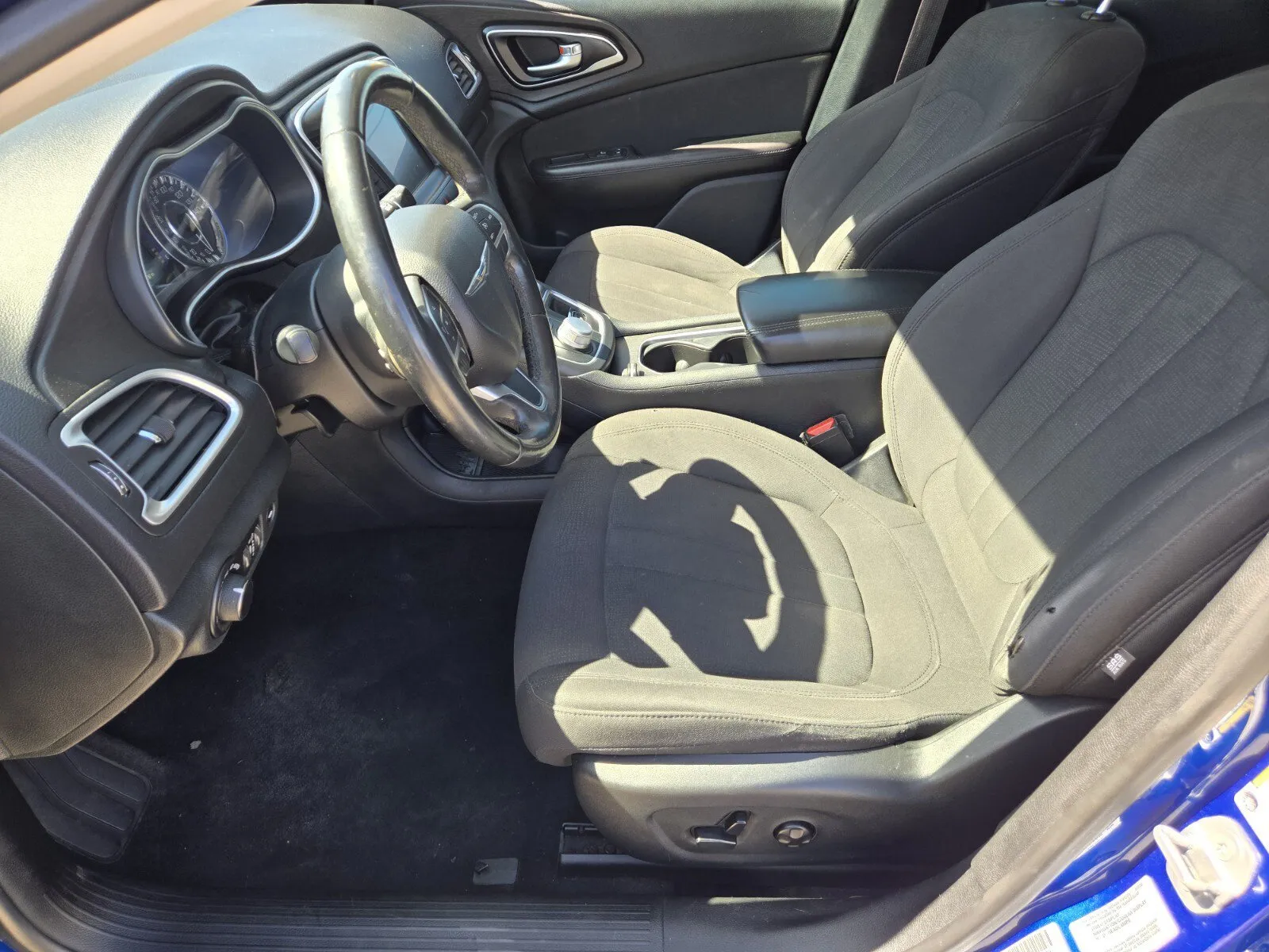 Chrysler 200 photo 6