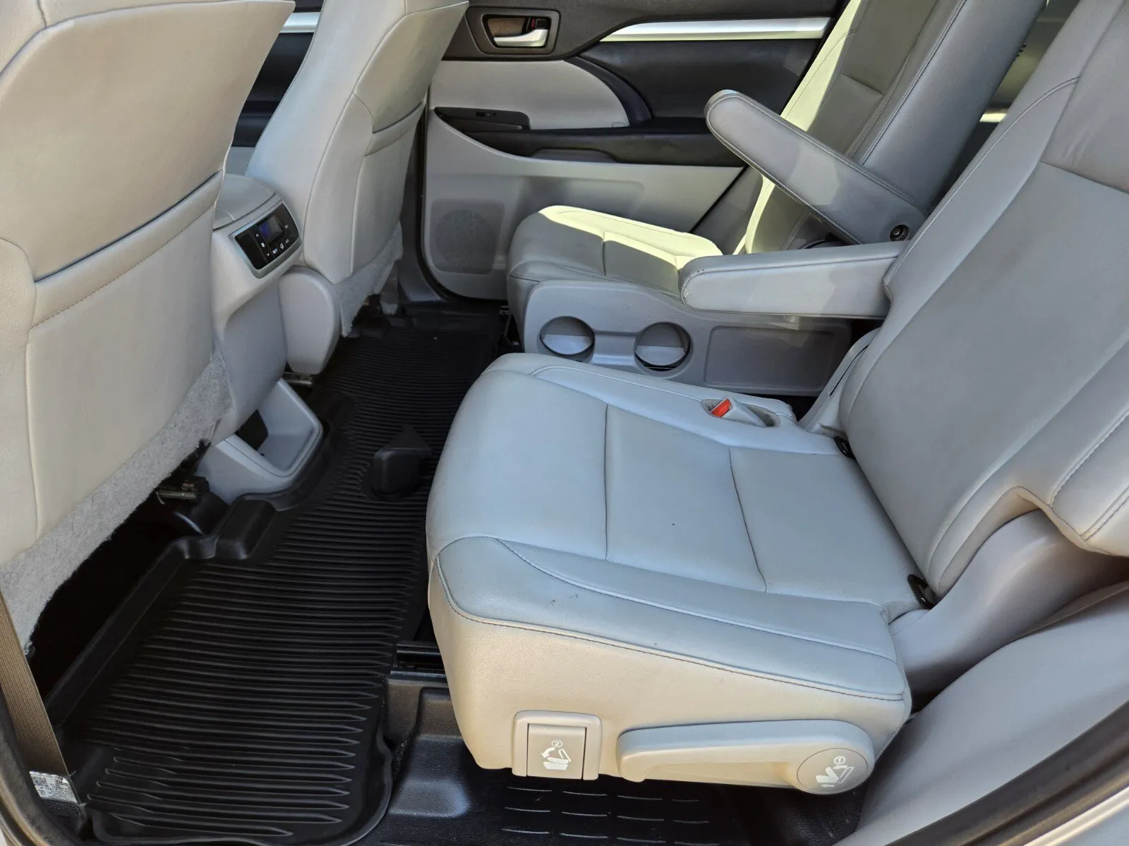 Toyota Highlander photo 9