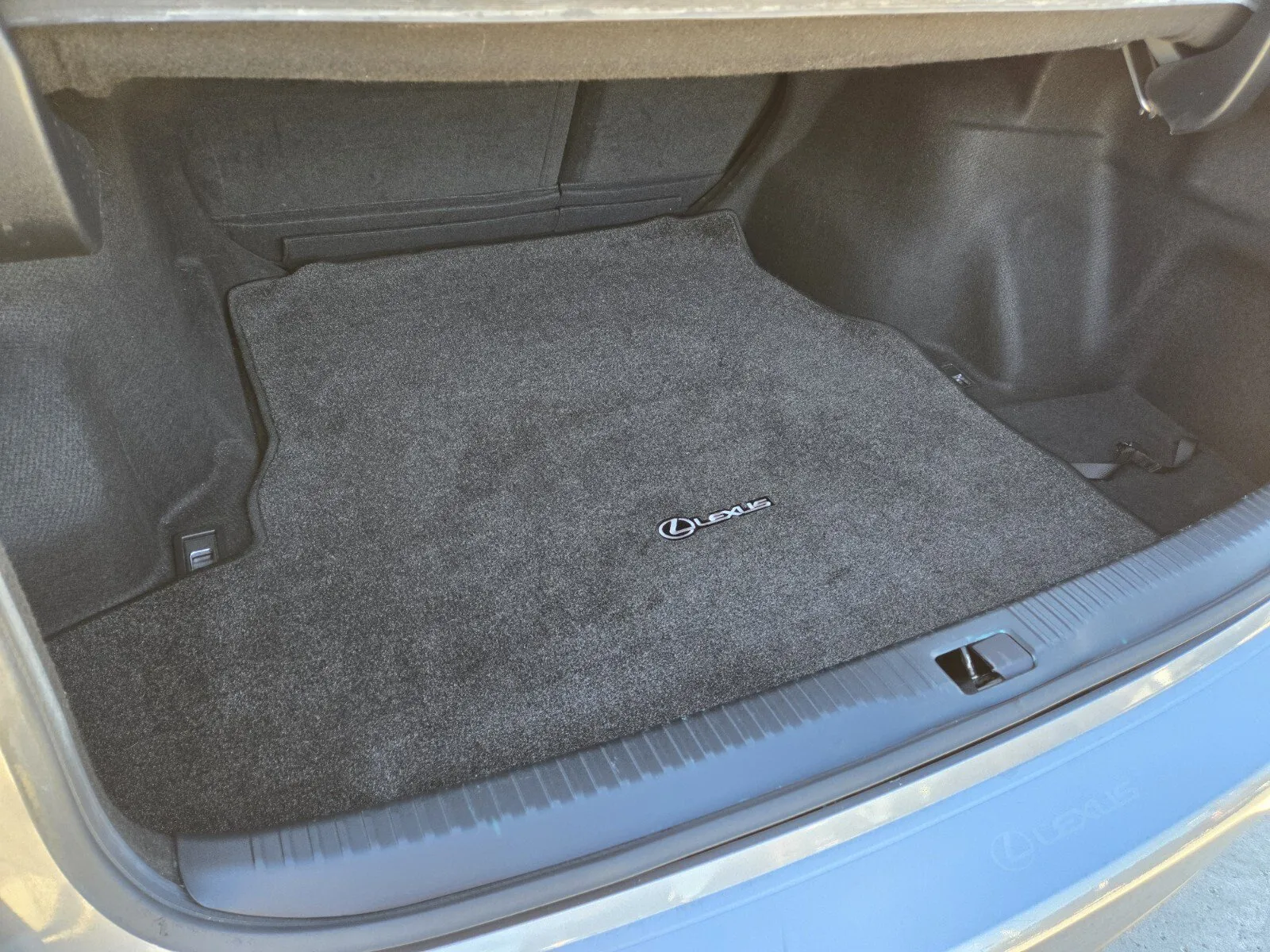 Lexus IS photo 11