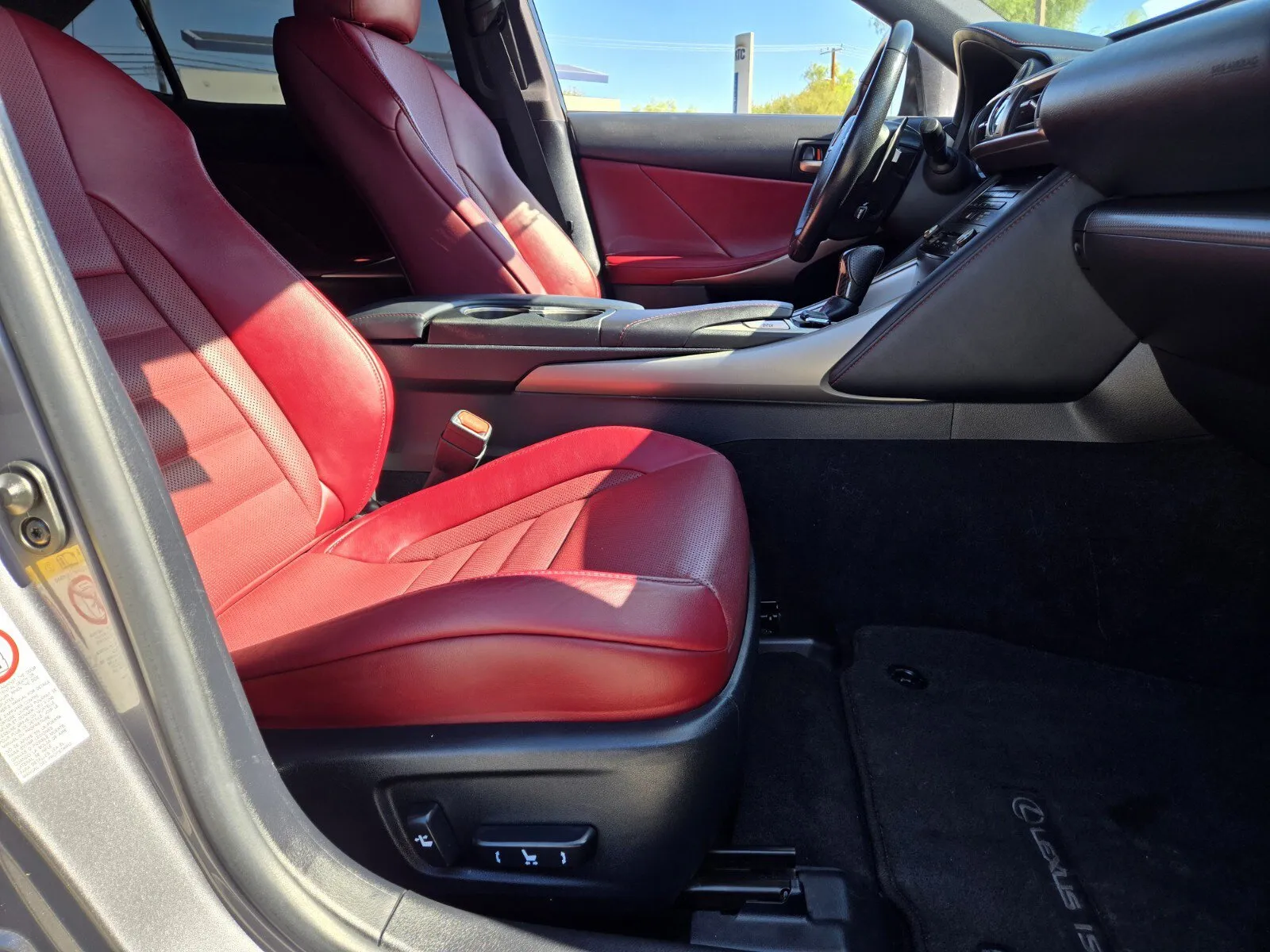 Lexus IS photo 13