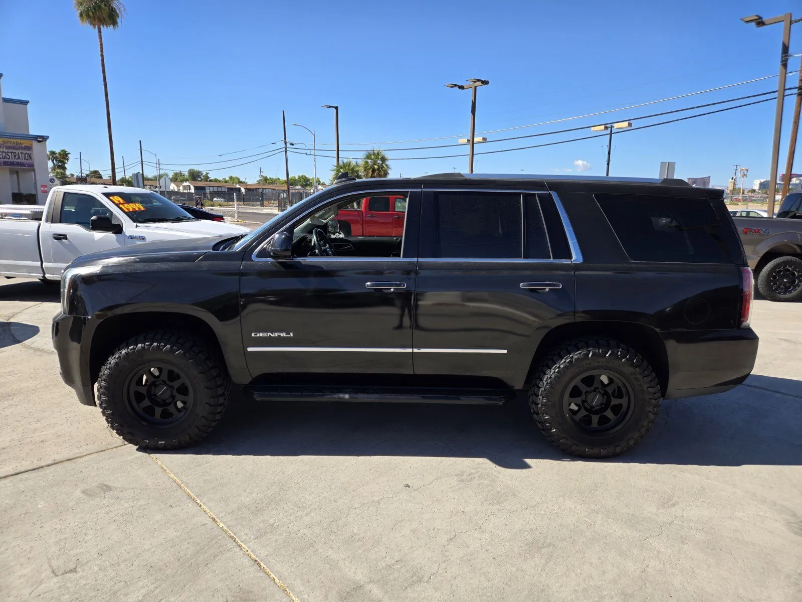 GMC Yukon photo 2