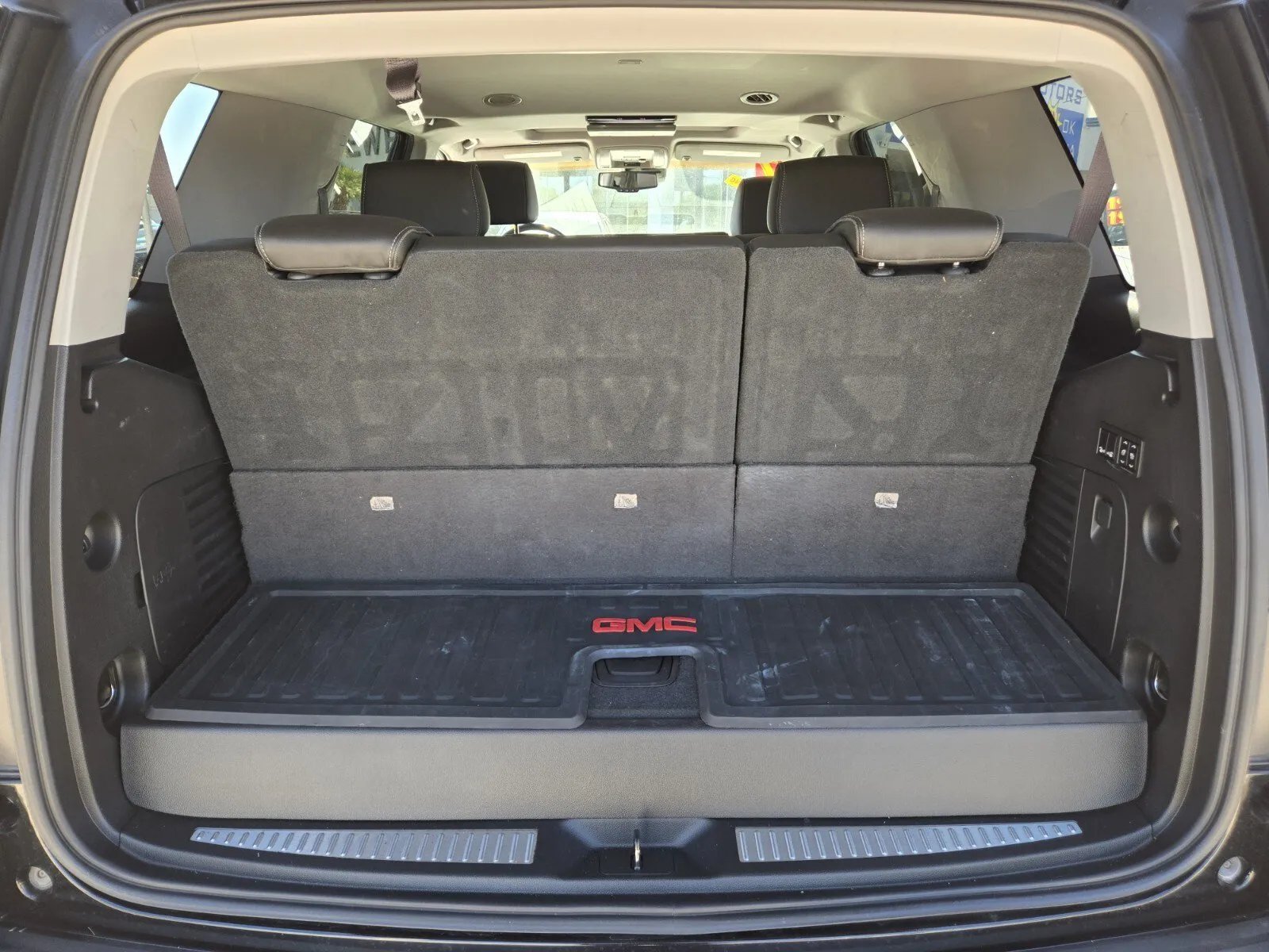 GMC Yukon photo 12