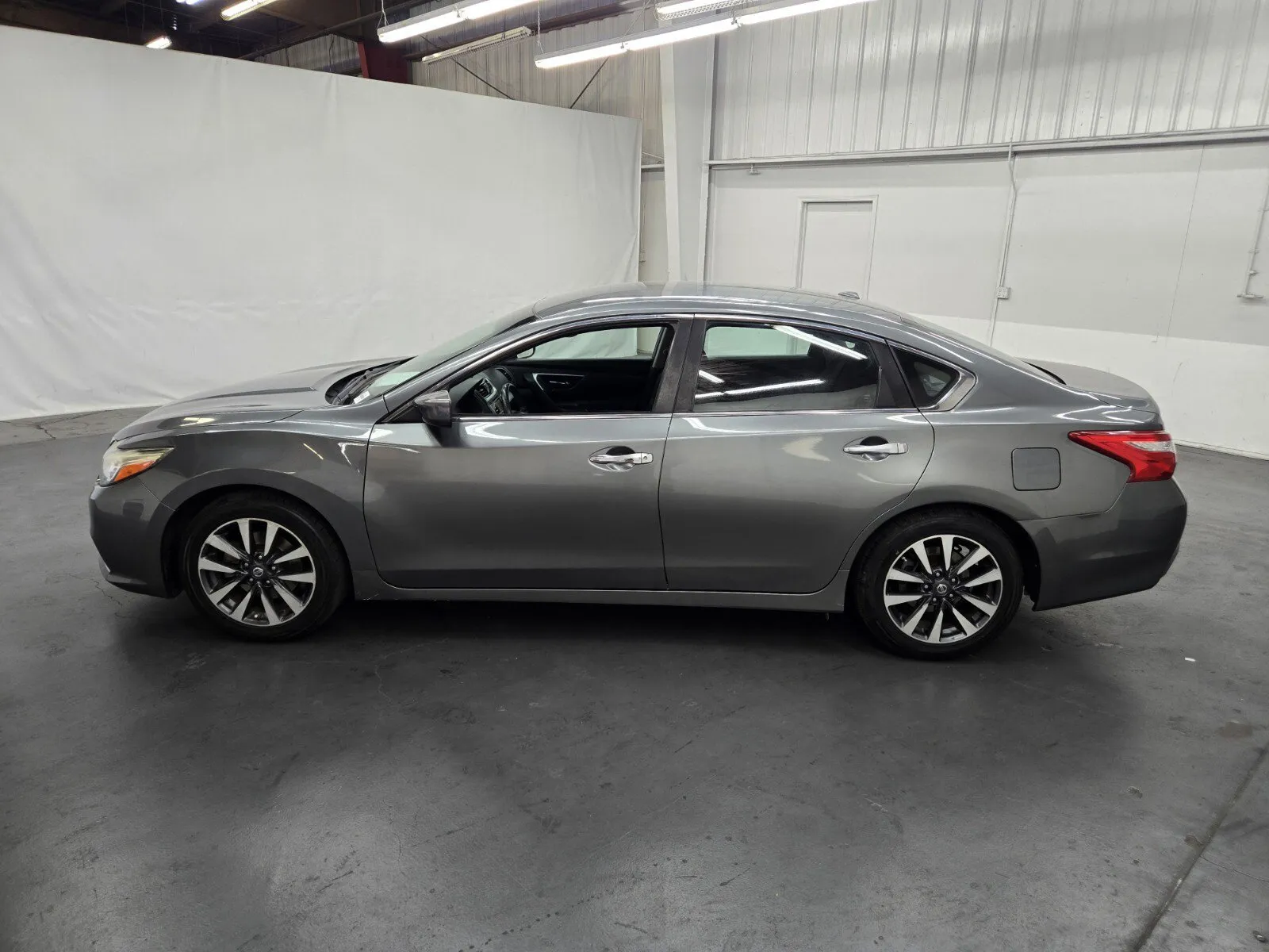 Nissan Altima photo 2