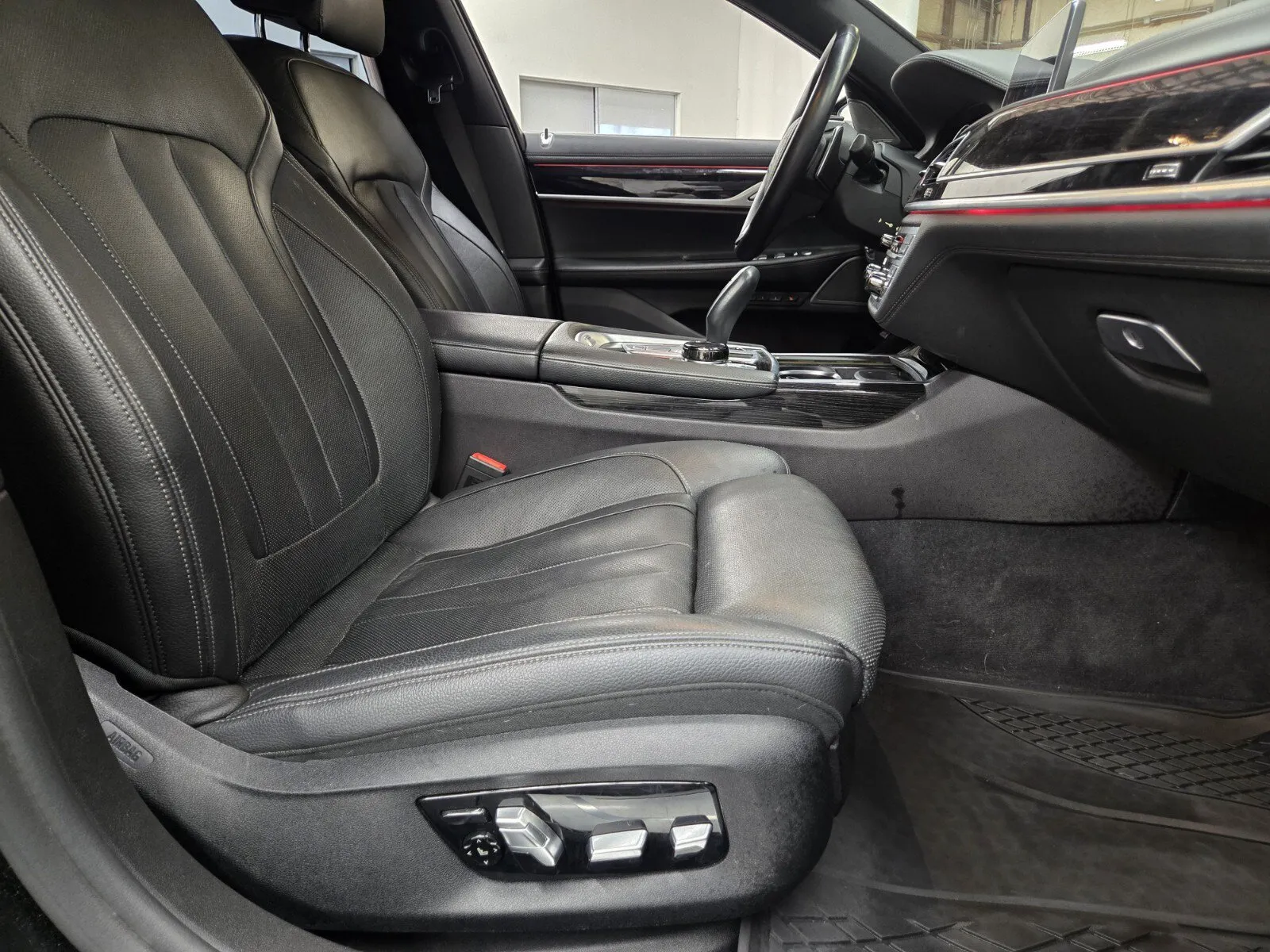BMW 7 Series photo 12