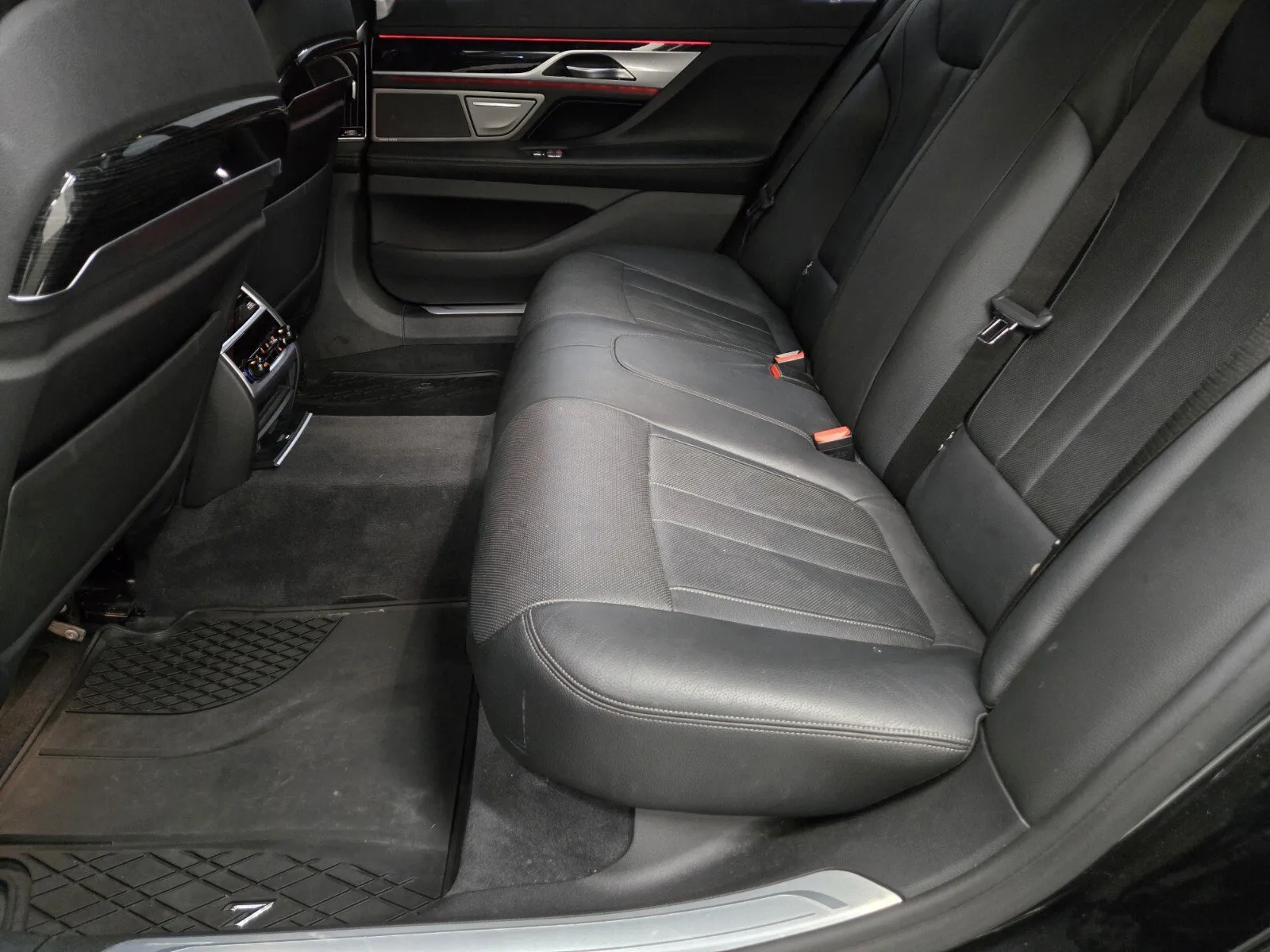 BMW 7 Series photo 8