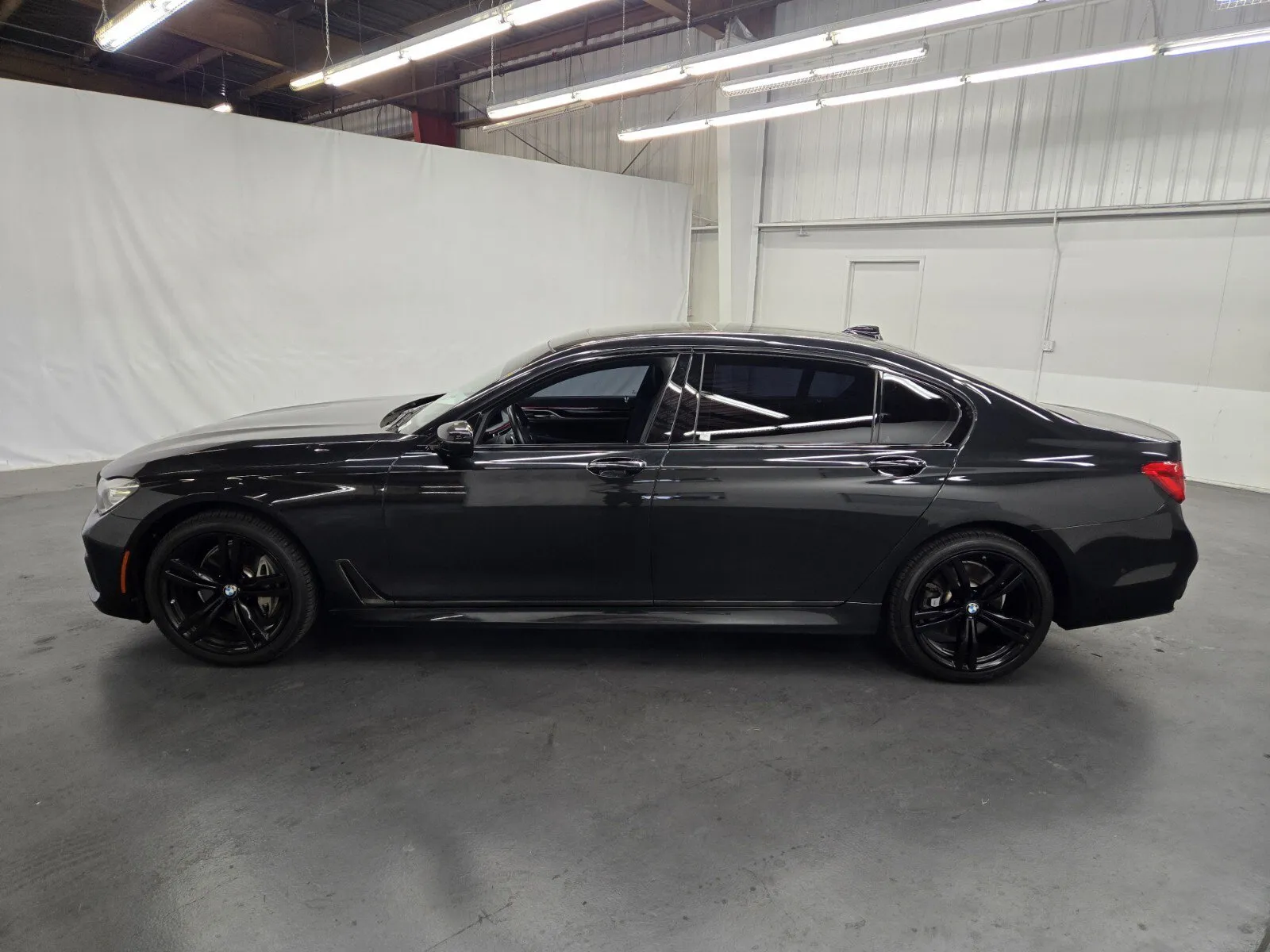 BMW 7 Series photo 2