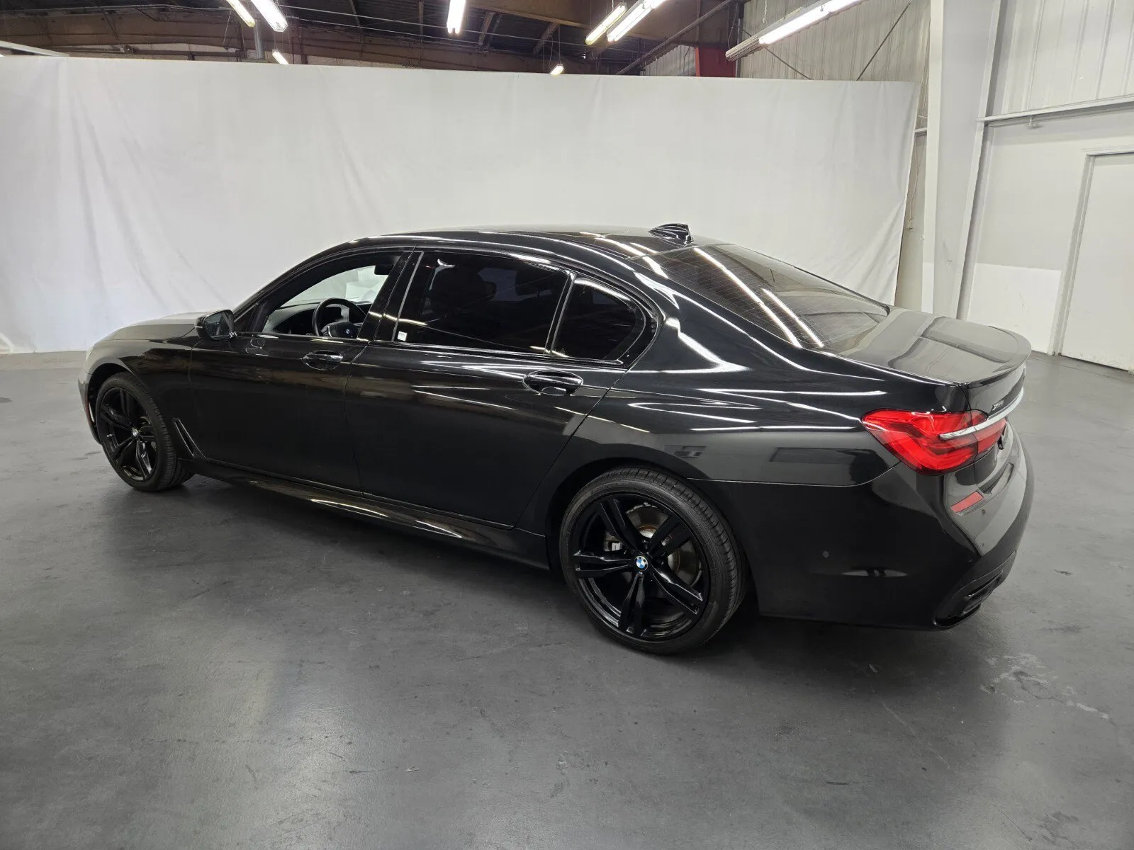 BMW 7 Series photo 3