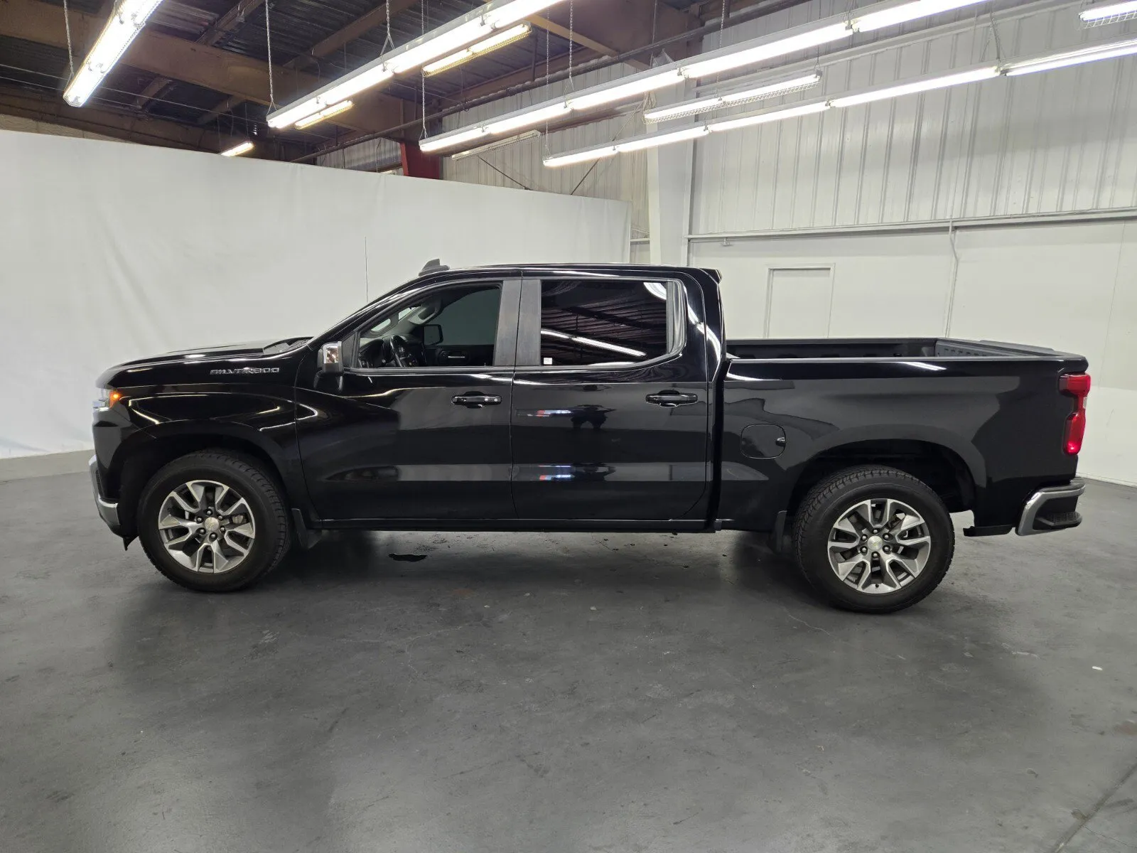 Chevrolet Silverado photo 2